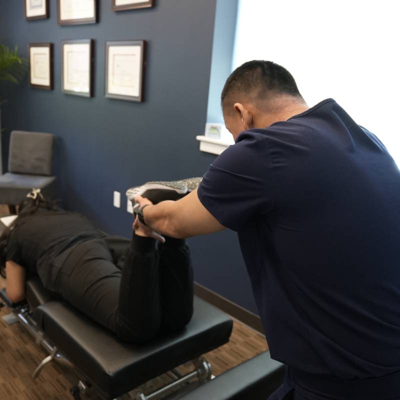 Dr. Ernest Luong attend patient bad posture treatment